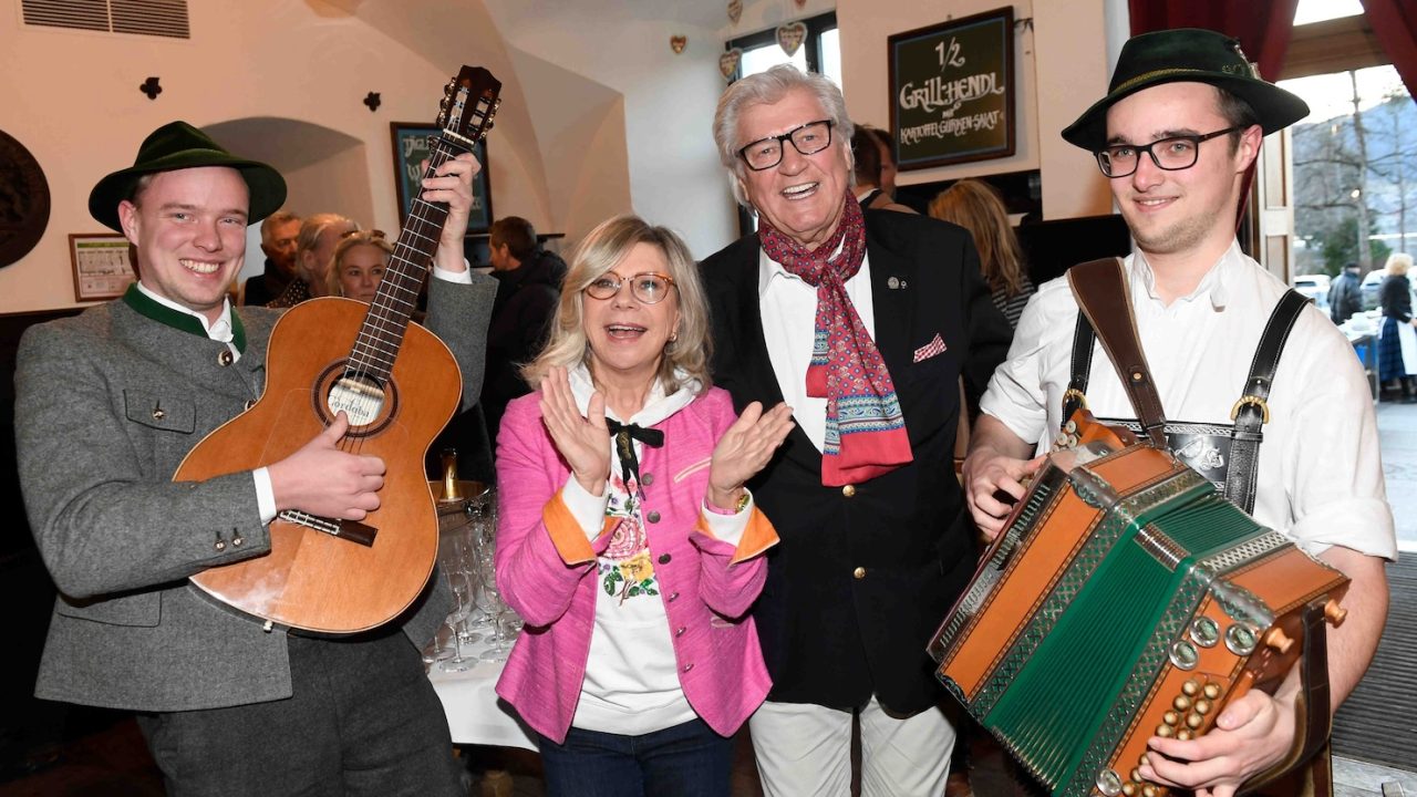 Marianne und Michael Hartl / Neujahrsempfang des "Eagles Charity Club" & Magazin-Präsentation im Herzoglichen Bräustüberl Tegernsee / 28. Januar 2024 / Bitte Fotovermerk: Agentur Schneider-Press/Frank Rollitz / Achtung: Kostenfreie Nutzung nur für Online-Medien !